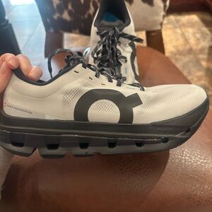 NEW On Cloudflow 5 Lumos (women) glacier/black